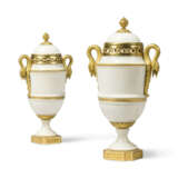 A PAIR OF CONSULAT ORMOLU-MOUNTED WHITE MARBLE VASES AND COVERS - фото 1
