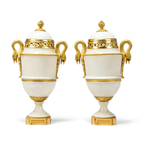A PAIR OF CONSULAT ORMOLU-MOUNTED WHITE MARBLE VASES AND COVERS - фото 2