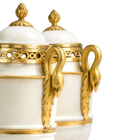 A PAIR OF CONSULAT ORMOLU-MOUNTED WHITE MARBLE VASES AND COVERS - Foto 3