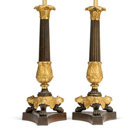 A PAIR OF LOUIS-PHILIPPE-STYLE GILT AND PATINATED BRONZE LAMPS - Foto 2