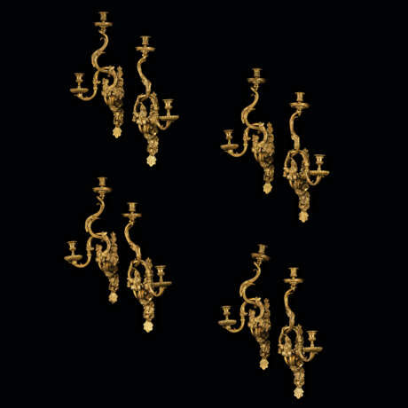 A SET OF EIGHT FRENCH ORMOLU WALL LIGHTS - Foto 1