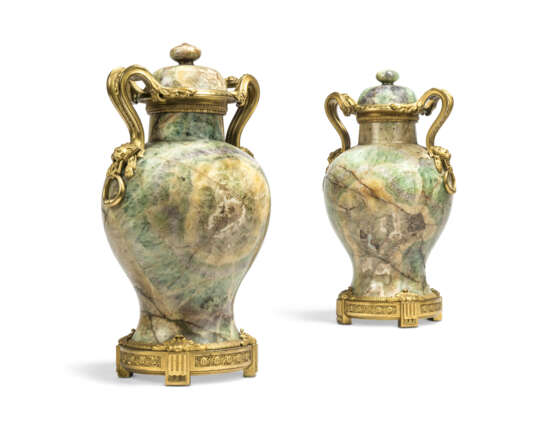 A PAIR OF FRENCH GREEN FLUORSPAR VASES AND COVERS - фото 1