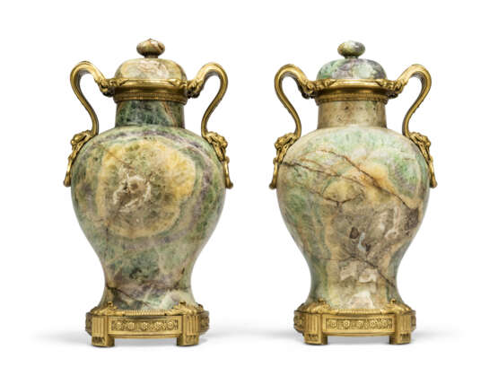 A PAIR OF FRENCH GREEN FLUORSPAR VASES AND COVERS - фото 2