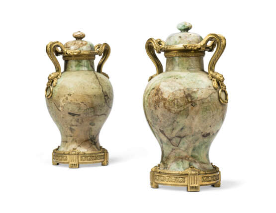 A PAIR OF FRENCH GREEN FLUORSPAR VASES AND COVERS - фото 3