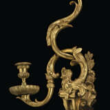 A SET OF EIGHT FRENCH ORMOLU WALL LIGHTS - фото 6