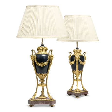 A PAIR OF FRENCH ORMOLU-MOUNTED, PATINATED BRONZE AND EGYPTIAN PORPHYRY LAMPS - фото 1