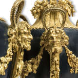 A PAIR OF FRENCH ORMOLU-MOUNTED, PATINATED BRONZE AND EGYPTIAN PORPHYRY LAMPS - Foto 2