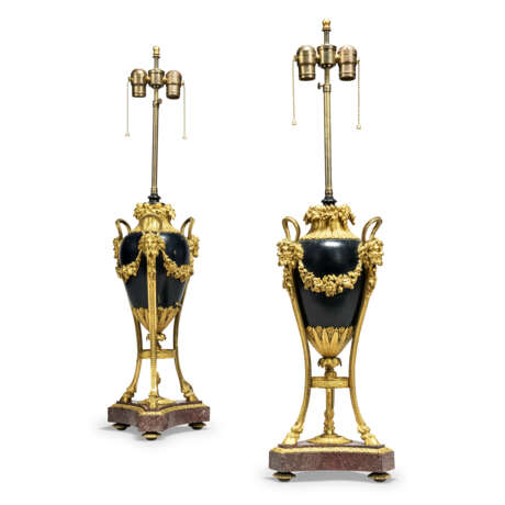 A PAIR OF FRENCH ORMOLU-MOUNTED, PATINATED BRONZE AND EGYPTIAN PORPHYRY LAMPS - Foto 4