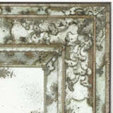 A PAIR OF ITALIAN CUT-GLASS MIRRORS - Foto 2