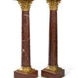 A NEAR PAIR OF FRENCH ORMOLU-MOUNTED ROUGE GRIOTTE PEDESTALS - Foto 2