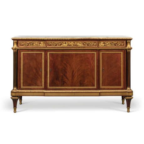 A LOUIS XVI STYLE ORMOLU MOUNTED MAHOGANY AND VEINED WHITE MARBLE TOP COMMODE - Foto 1
