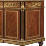 A LOUIS XVI STYLE ORMOLU MOUNTED MAHOGANY AND VEINED WHITE MARBLE TOP COMMODE - Foto 3