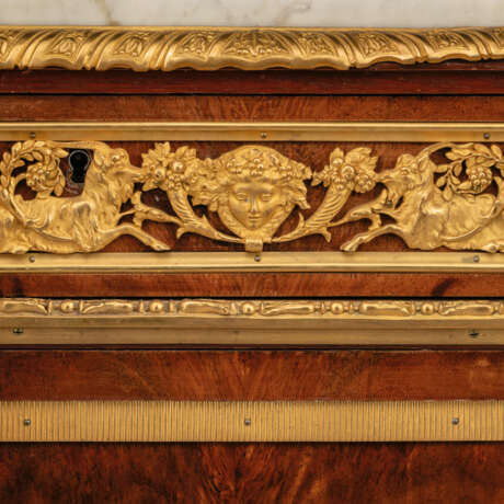 A LOUIS XVI STYLE ORMOLU MOUNTED MAHOGANY AND VEINED WHITE MARBLE TOP COMMODE - фото 4