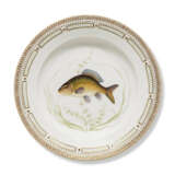 A COMPOSITE GROUP OF TWENTY-TWO ROYAL COPENHAGEN PORCELAIN PLATES - Foto 2