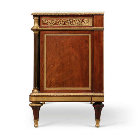 A LOUIS XVI STYLE ORMOLU MOUNTED MAHOGANY AND VEINED WHITE MARBLE TOP COMMODE - фото 5
