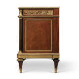 A LOUIS XVI STYLE ORMOLU MOUNTED MAHOGANY AND VEINED WHITE MARBLE TOP COMMODE - Foto 5