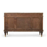 A LOUIS XVI STYLE ORMOLU MOUNTED MAHOGANY AND VEINED WHITE MARBLE TOP COMMODE - Foto 6