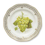 A COMPOSITE GROUP OF TWENTY-TWO ROYAL COPENHAGEN PORCELAIN PLATES - Foto 8