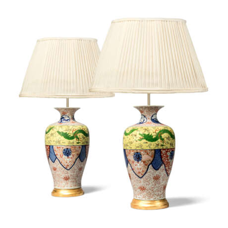 A PAIR OF CHINESE PORCELAIN VASES - фото 1