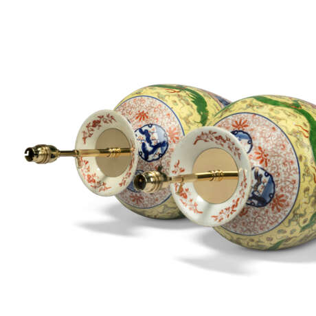 A PAIR OF CHINESE PORCELAIN VASES - фото 4