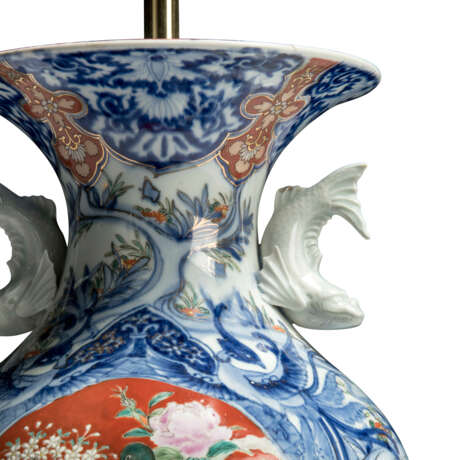 A PAIR OF JAPANESE IMARI PORCELAIN VASES MOUNTED AS LAMPS - фото 5