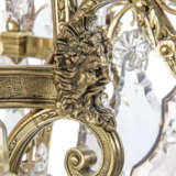 A FRENCH BRASS AND CUT AND MOULDED-GLASS TWELVE-LIGHT CHANDELIER - Foto 2