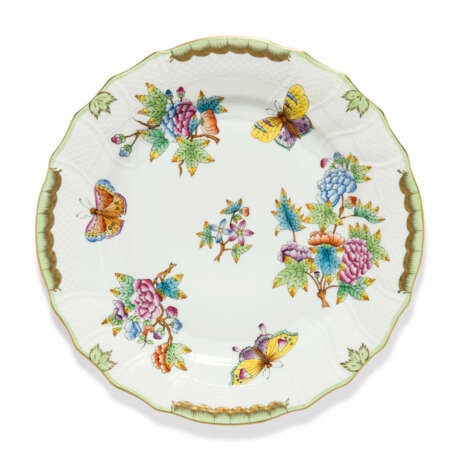 AN EXTENSIVE HEREND PORCELAIN 'QUEEN VICTORIA' PATTERN PART TABLE-SERVICE - фото 8