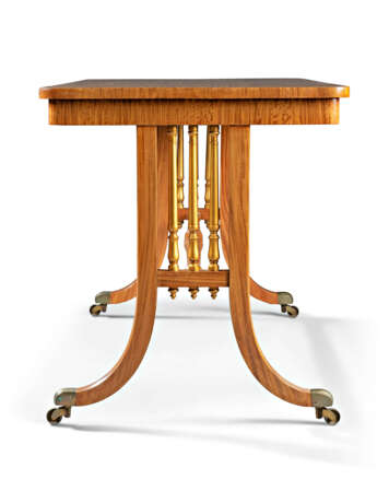 A REGENCY EAST INDIAN SATINWOOD AND PARCEL-GILT LIBRARY TABLE - Foto 3