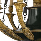 A CHARLES X ORMOLU AND PATINATED-BRONZE TWELVE-BRANCH CHANDELIER - Foto 3