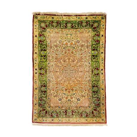 Orientteppich aus Seide. PERSIEN, 20. Jahrhundert, ca. 152x88 cm - Foto 1
