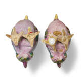 A PAIR OF CHINESE EXPORT PORCELAIN FAMILLE ROSE COCKEREL EWERS - photo 3