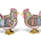 A PAIR OF CHINESE EXPORT PORCELAIN FAMILLE ROSE COCKEREL EWERS - Foto 5