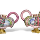 A PAIR OF CHINESE EXPORT PORCELAIN FAMILLE ROSE COCKEREL EWERS - Foto 6