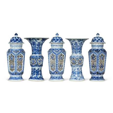 A CHINESE EXPORT PORCELAIN BLUE AND WHITE RETICULATED DOUBLE-WALLED FIVE-PIECE GARNITURE - Foto 1