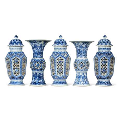 A CHINESE EXPORT PORCELAIN BLUE AND WHITE RETICULATED DOUBLE-WALLED FIVE-PIECE GARNITURE - photo 2