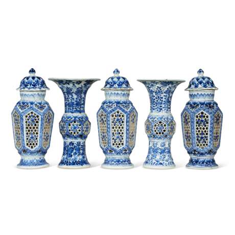 A CHINESE EXPORT PORCELAIN BLUE AND WHITE RETICULATED DOUBLE-WALLED FIVE-PIECE GARNITURE - фото 3