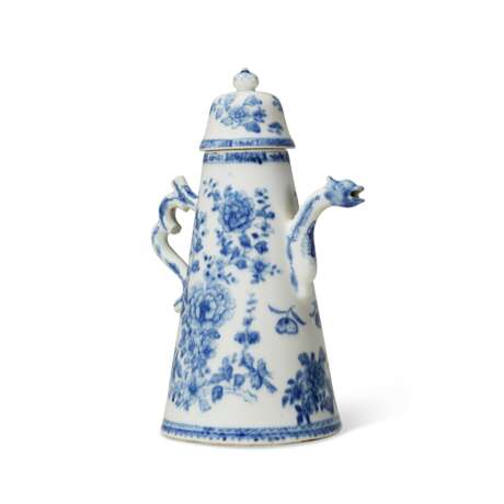 A CHINESE EXPORT PORCELAIN BLUE AND WHITE COFFEE-POT AND COVER - фото 2
