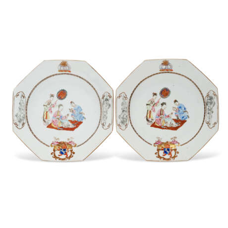A PAIR OF CHINESE EXPORT PORCELAIN 'ENGLISH MARKET' ARMORIAL PLATES - photo 1