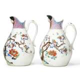 A PAIR OF CHINESE EXPORT PORCELAIN FAMILLE ROSE LARGE JUGS - photo 2