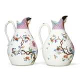 A PAIR OF CHINESE EXPORT PORCELAIN FAMILLE ROSE LARGE JUGS - Foto 4