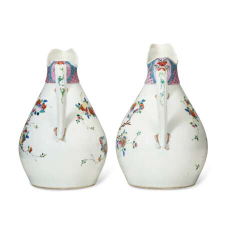 A PAIR OF CHINESE EXPORT PORCELAIN FAMILLE ROSE LARGE JUGS - Foto 5