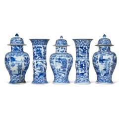 A LARGE CHINESE EXPORT BLUE AND WHITE PORCELAIN FIVE-PIECE GARNITURE