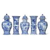 A LARGE CHINESE EXPORT BLUE AND WHITE PORCELAIN FIVE-PIECE GARNITURE - фото 3