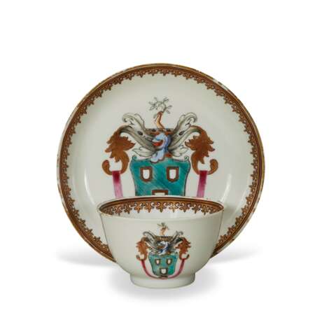 A CHINESE EXPORT PORCELAIN ARMORIAL 'MISTAKE' TEABOWL AND SAUCER - фото 1