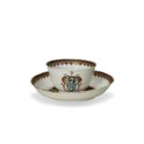 A CHINESE EXPORT PORCELAIN ARMORIAL 'MISTAKE' TEABOWL AND SAUCER - фото 3