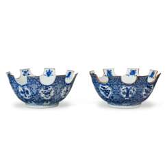 A PAIR OF CHINESE EXPORT PORCELAIN BLUE AND WHITE MONTIETHS