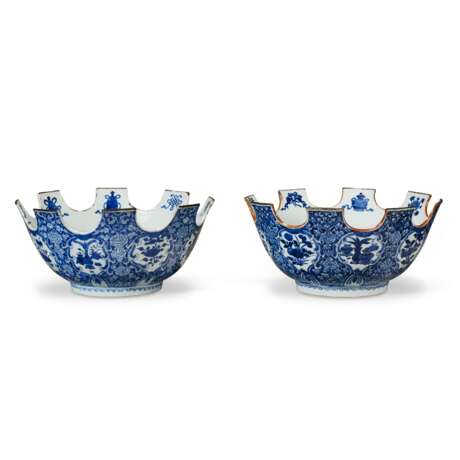 A PAIR OF CHINESE EXPORT PORCELAIN BLUE AND WHITE MONTIETHS - фото 3