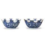 A PAIR OF CHINESE EXPORT PORCELAIN BLUE AND WHITE MONTIETHS - Foto 3