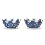 A PAIR OF CHINESE EXPORT PORCELAIN BLUE AND WHITE MONTIETHS - Foto 4