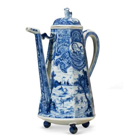 A CHINESE EXPORT BLUE AND WHITE PORCELAIN EUROPEAN SUBJECT COFFEE-POT AND COVER - photo 2